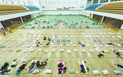 中南民大為新生家長打地鋪 體育館變臨時宿舍