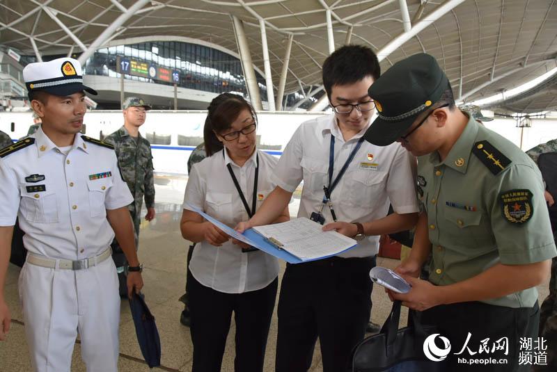 武漢站落實“軍人依法優先” 讓新兵感受到軍人榮光