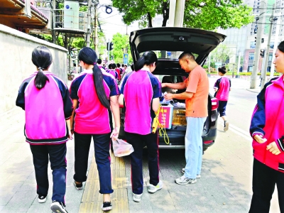 校門口“餐車”盒飯引家長擔憂