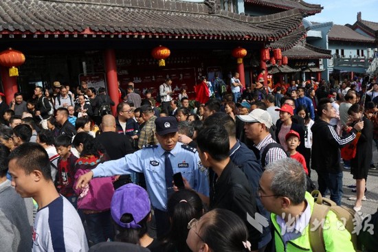 黃金週日均4萬餘警力在崗！湖北擁堵警情較2017年顯著下降