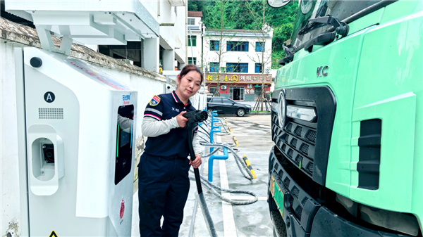 從“油老虎”到“綠動脈” 宜昌重卡“超充走廊”繪就綠色運輸新圖景_fororder_圖片37