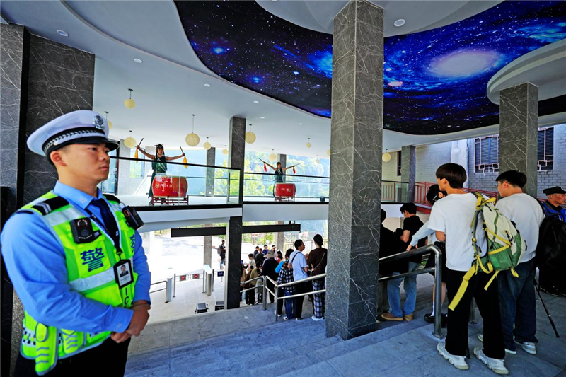 “五一”接待量同比增五成 湖北恩施地心谷景區火爆而有序​_fororder_圖片2