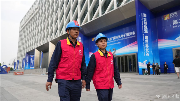 武漢供電“電知音”共産黨員服務隊全程守護光博會_fororder_b3e24d6056134e70a2e394a29c3e1fed