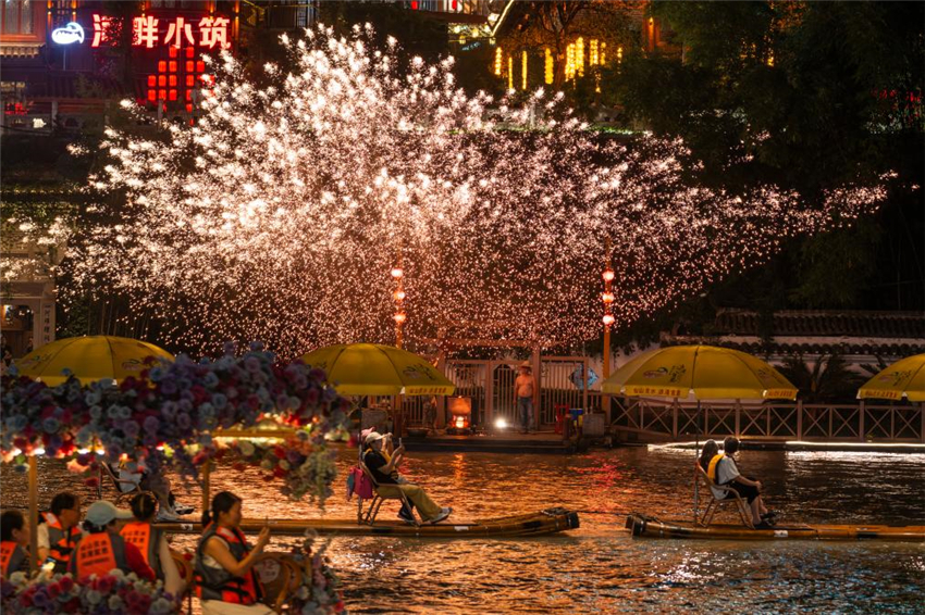 湖北宣恩：一河夜色起 精彩夏日遊_fororder_20250710f5191c79d39242c9850477fce27886df_ce518a4c5a8a480eacd3de4a459f6e3c