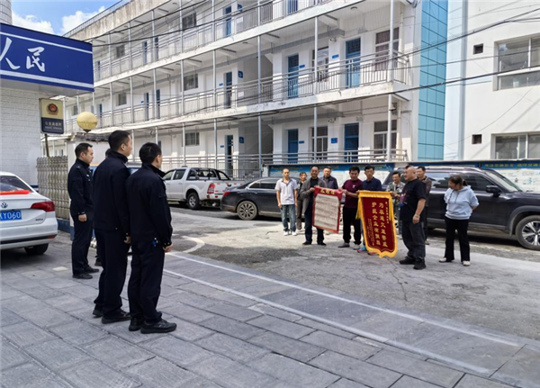 番茄款拖欠半月 民警跨省為28戶村民追回“豐收錢”_fororder_01