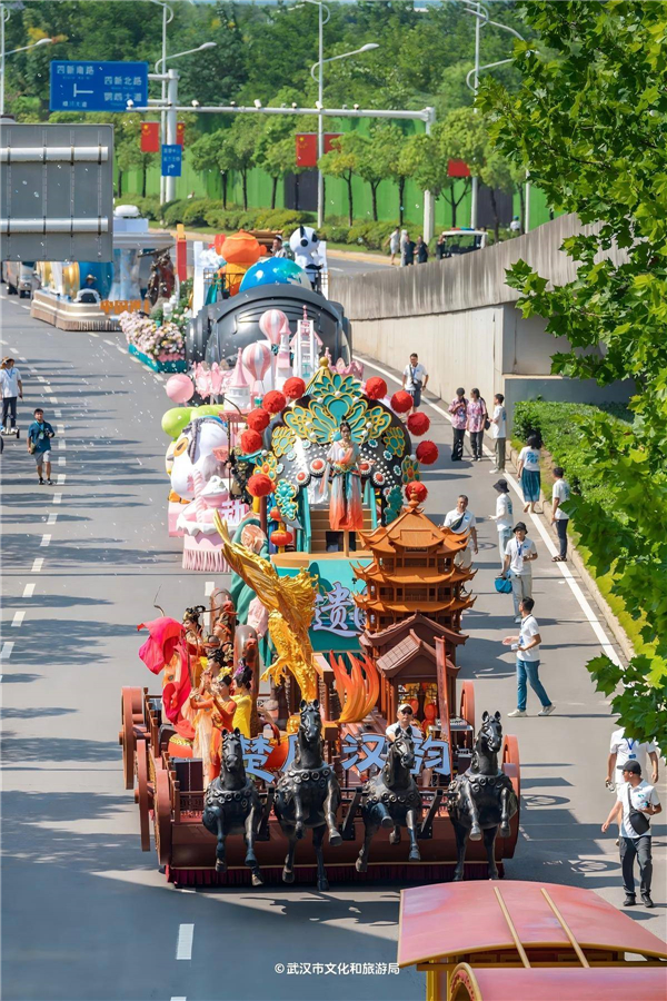23台花車開上街頭 武漢國慶舉行城市大巡遊_fororder_b267b0752353441c94dd59e80bd187b5