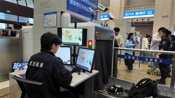 武漢萬名保安值守雙節 織密城市安全網向祖國獻禮_fororder_圖片24