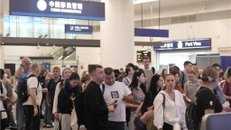 對俄免簽首日 湖北迎來首批享受免簽入境俄旅客