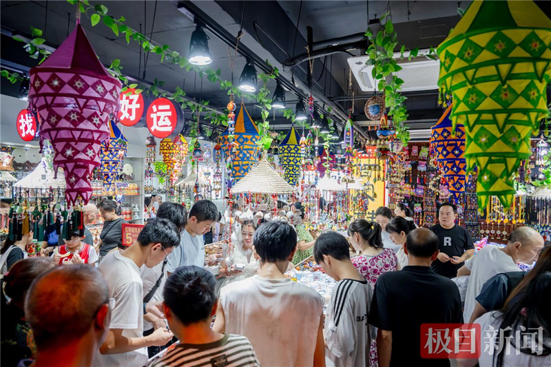 荊門千年民主街點燃 “荊彩一夏”_fororder_微信圖片_20250804092619
