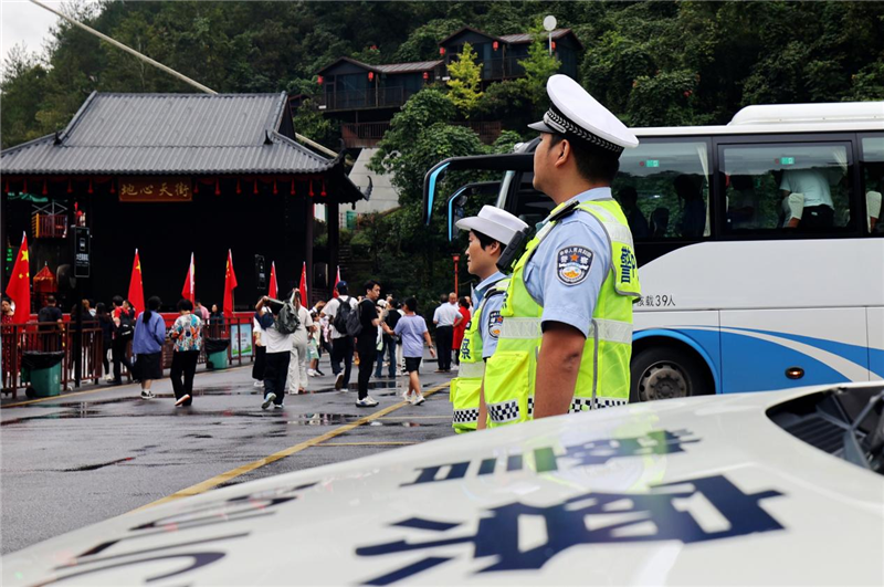 湖北恩施地心谷國慶假期客流創新高 “地心奇航”與非遺展演成亮點_fororder_01