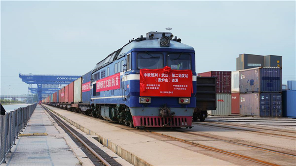 長江水運“牽手”出海班列 運輸時效節省2天_fororder_d293384395d94a8784d8a280a38ce9bf