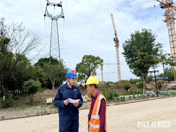 武漢迎來施工作業黃金期 供電部門築牢電力安全網_fororder_22bfd26c3f26bdabdf732472e27c9b2e