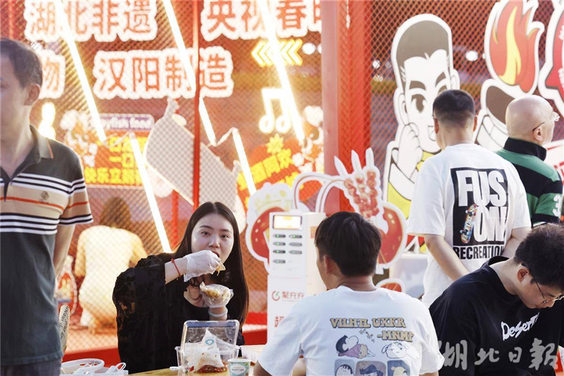 嘬蝦賞景聽live秀！大武漢小龍蝦邀全球饕客解鎖“吃蝦自由”_fororder_f84c6f04815242a1bf0bffef514a8118