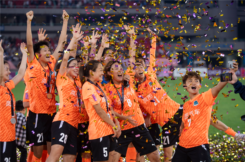 新時代鏗鏘玫瑰勇攀高峰——從“五連冠”到亞洲之巔 武漢女足詮釋英雄城市精神特質_fororder_c0bfa8eb52e9c8e1ca9301e8c5e939b3