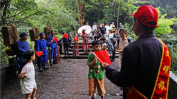 湖北恩施地心谷國慶假期客流創新高 “地心奇航”與非遺展演成亮點