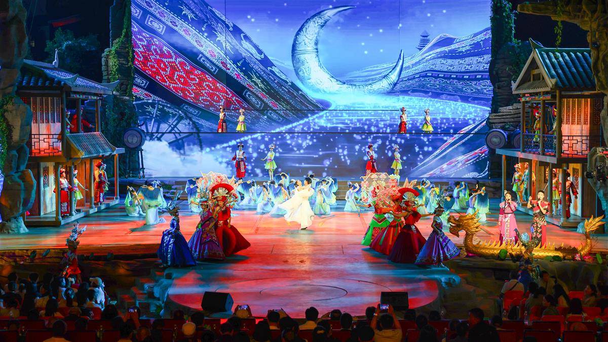 2025年恩施女兒會浪漫啟幕 第14、15屆“中國影協杯”年度十佳電影劇作在利川揭曉