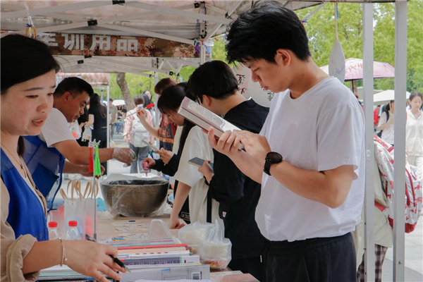 【A】師生開“書單”學校來“買單” 武漢商學院開展圖書薦購活動_fororder_圖片73