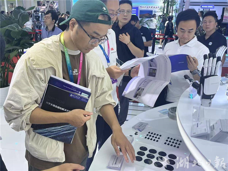湖北人形機器人創新中心攜企業亮相世界級展會_fororder_7fa3340515284588857d881a171e7f07