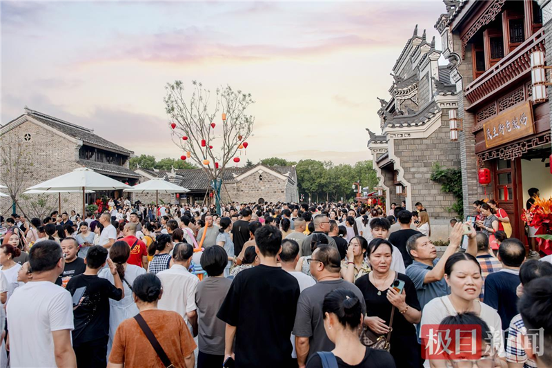 荊門千年民主街點燃 “荊彩一夏”_fororder_微信圖片_20250804092601