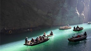 湖北鶴峰：“舟浮空中”初冬旅遊熱