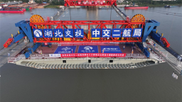 武漢雙柳長江大橋主跨首片鋼箱梁成功吊裝