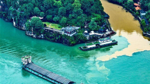 長江西陵峽峽口現 “涇渭分明” 景觀