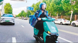 送單快 定位準 會思考 全國首輛AI外賣配送車在漢首發