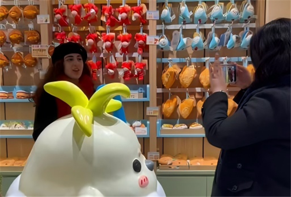 “蒜鳥”逗趣、雪糕暢銷……武漢文創“圈粉”境外遊客_fororder_715b472f38a64737b2e04170aa9b46aa