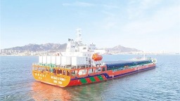 全球首艘萬噸級近海新能源散貨船首航 由武漢理工大學研發設計