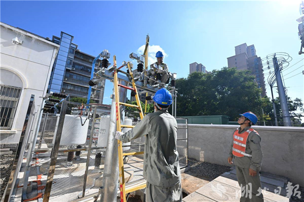 湖北孝感：高溫搶裝“電力穩壓器” 他們汗濕衣衫守衛清涼_fororder_8504b6fabcd140cdbdb2de00458d4611
