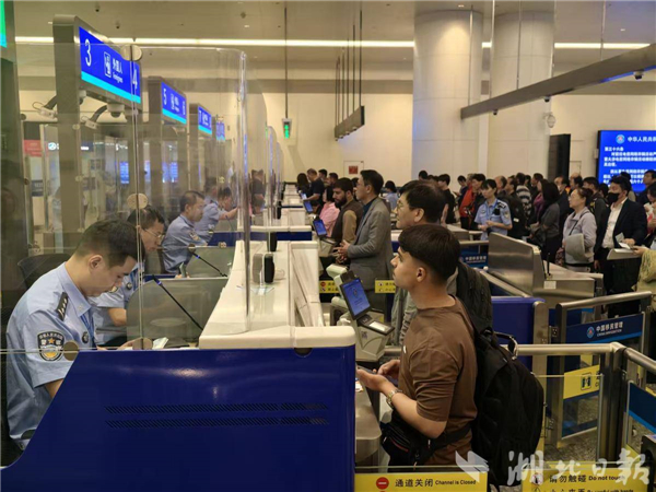 武漢天河機場“國際朋友圈”持續擴容：上半年入境外國人勁增3倍_fororder_922b692ca8fb482bbc0baad85ee539ac