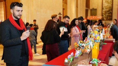 更多外國朋友來漢品“年味” 賞梅觀燈會坐空軌成“春節三件套”