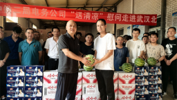 中鐵二局電務公司：炎炎夏日送清涼 濃濃關懷暖人心