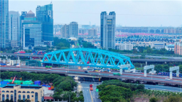 國內最大跨度三線曲弦下承式簡支鋼桁梁施工完成