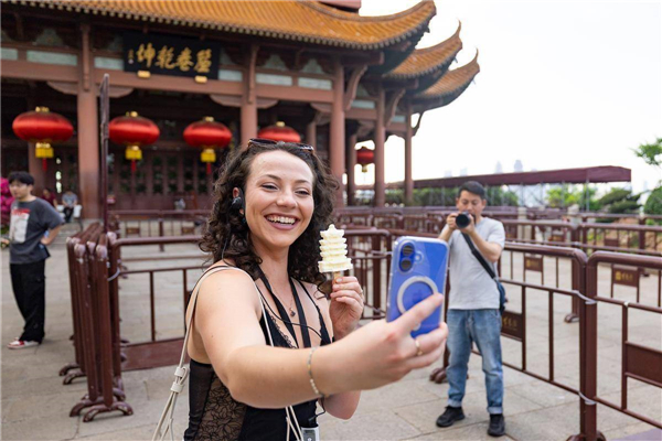 “蒜鳥”逗趣、雪糕暢銷……武漢文創“圈粉”境外遊客_fororder_5e3a8bfdc5c345f79d8a9097e9814494