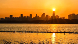 武漢：秋水明落日 流光溢江城