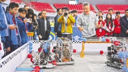 萬名少年逐夢“機器人奧運會” 人形機器人首次登場