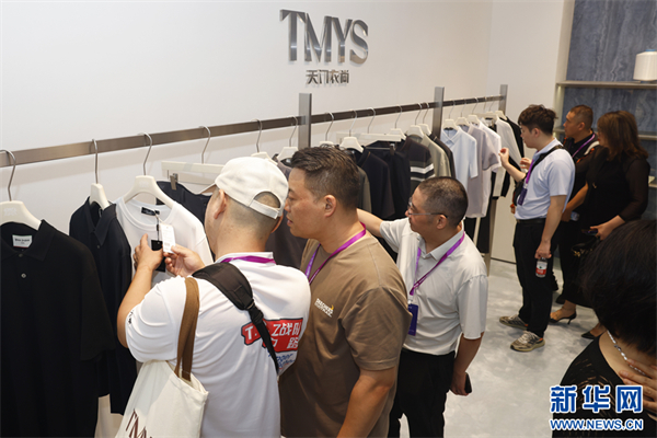天門衣尚 智繪全球 2025湖北天門服裝電商産業大會舉行_fororder_3