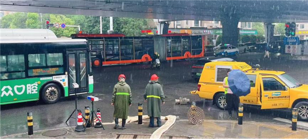暴雨來襲武漢“護考尖兵”72小時雨中堅守 為高考學子鋪就心安路_fororder_02