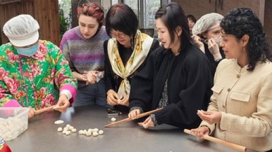 以巾幗之約架文化之橋 中外女性共聚武漢紀念“三八”國際婦女節