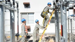 湖北孝感：高溫搶裝“電力穩壓器” 他們汗濕衣衫守衛清涼