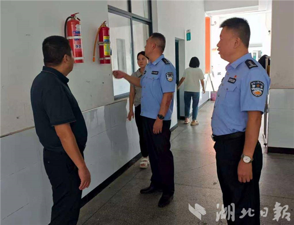 麻城警方護航開學季_fororder_39900089daeb4d6b97893f1ad731e97f