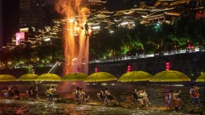 湖北宣恩：一河夜色起 精彩夏日遊