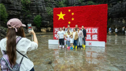 雙節同慶文旅熱 恩施梭布埡石林節日活動紛呈獲好評