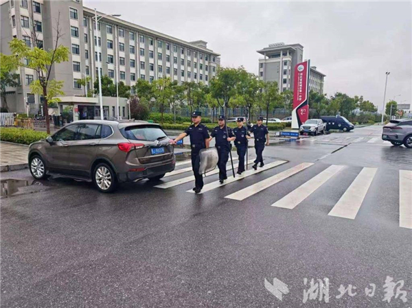麻城警方護航開學季_fororder_a3af0dbd96e84561b5882a228e3f35f9