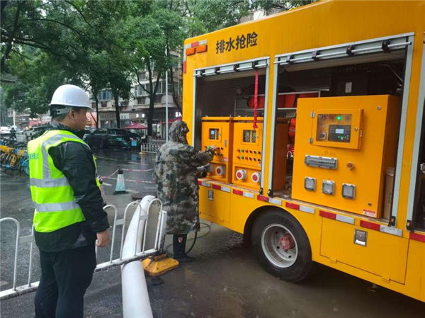 暴雨來襲武漢“護考尖兵”72小時雨中堅守 為高考學子鋪就心安路_fororder_01