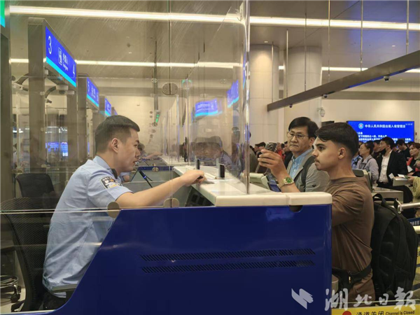 武漢天河機場“國際朋友圈”持續擴容：上半年入境外國人勁增3倍_fororder_微信圖片_20250702093650