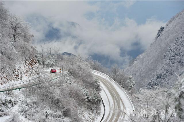 湖北保康：雪後山村美如畫