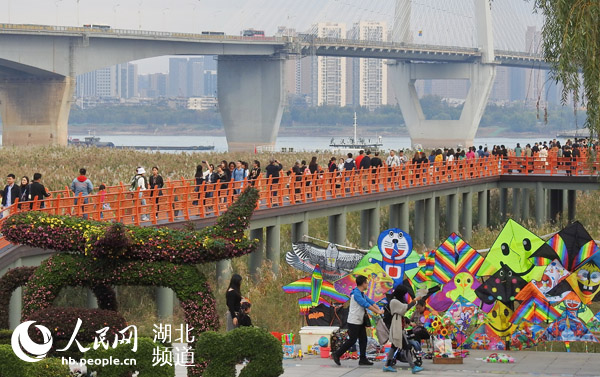 金秋武漢 長江江灘人流如潮賞美景