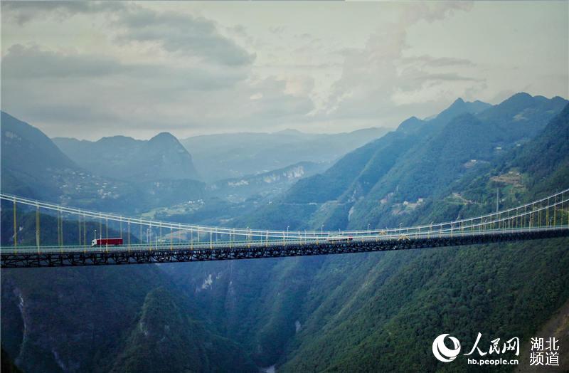 航拍天路上的天橋——四渡河大橋